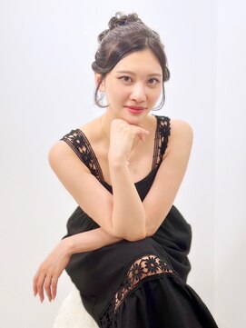 ステラ(Stella) 宣材サロモ。高めのシニオンスタイル