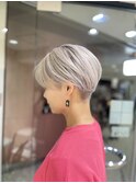 ホワイトシルバー×刈り上げマッシュショート