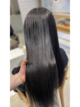 ニーイチイチ(211) 暗髪/透明感/グレー