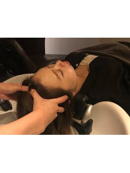 平日限定で\1500相当の＜organicヘッドスパ＞もしくは3種から選べる＜頭皮クレンジングスパ＞をプレゼント