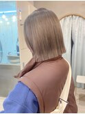 切りっぱなしボブ×ハイトーングレージュカラー【久保田夢美】