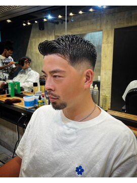 ビンゴ(BINGO) 1738黒髪ツーブロック刈り上げフェード束間短髪ショートバーバー