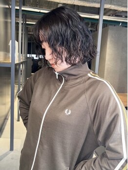 ツールズ 立川(TooLs)の写真/髪質に合わせた薬剤によるパーマでふんわりとしたニュアンスを演出♪質感や印象の変化で個性的な雰囲気も◎