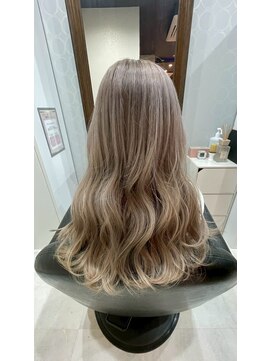 アールイー(Re) ブリーチを使ったハイトーンカラー