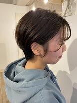 アトリエ シュシュ(atelier chou chou)&nbsp;耳掛けショート　× カーキアッシュ