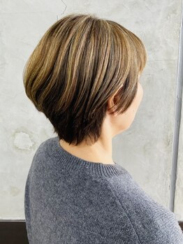 ただの白髪染めではない、ワンランク上のグレイカラーで、大人女性のお洒落な髪色へと導きます―。