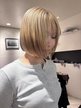 ローグ(Logue) 切りっぱなしボブ×ホワイトベージュ