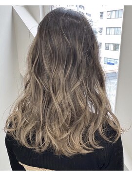 アライブ キチジョウジ(ALIVE Kichijoji) エアータッチバレイヤージュ白髪ぼかし／ケアブリーチハイライト