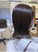 オリーブベージュ 切りっぱなしボブ 大人可愛い