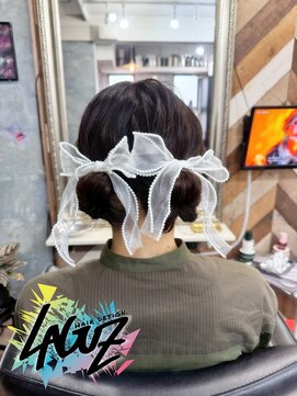 ホワイトチュールリボンのツインシニヨンアレンジ