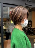白髪を味方に!大人ハイライトショート