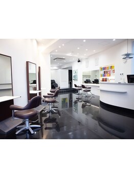 広々とした明るい店内で、お客様の"なりたい"を叶えます◇高技術×ホスピタリティにファン多数＊