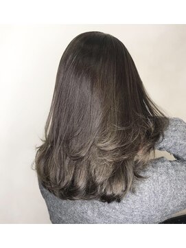 オーストヘアー リュウール(Aust hair Lueur) 極細ハイライト、イルミナカラーカーキアッシュ