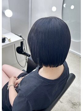 ジーナ 札幌大通(Zina) ブルーブラック×ぱつっとボブ