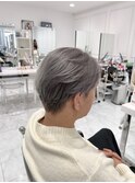 センター分けシルバーカラー