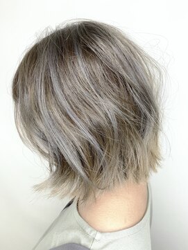 トリニティ(trinity) 小顔ボブ外ハネラウンドカット☆ハイライトグレージュ3Dカラー♪