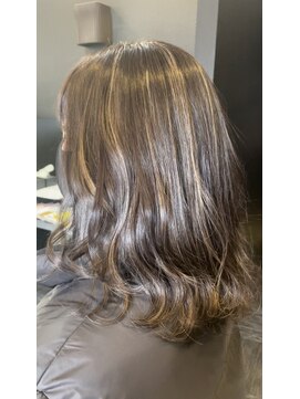 サローネデ アグスティナ バイ サンバンチ(salones de agustina by sanbanchi) 艶ハイライト×チャコールグレー