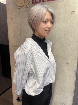 ロータス(Lotus) ハンサム耳かけショート×ホワイト