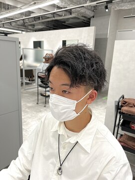 キートス(Kiitos) 七三分け縦落ち緩めツイストスパイラル