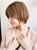 イエローハイライトレイヤー 小顔 丸みショートボブ
