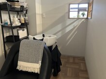 ロロ(roro)の雰囲気（シャンプーブースは暗めの半個室でリラックス出来ます！）