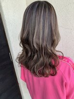 ラ カルモ(LA CALMO)&nbsp;ウェットな質感の色っぽウェーブにハイライトをプラス