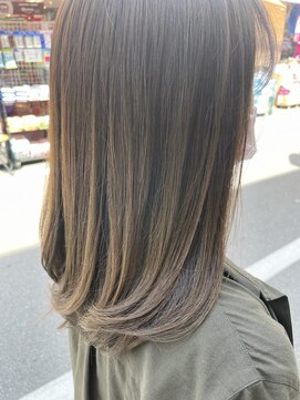 カミナ(KAMINA) 明るめオリーブベージュカラー。