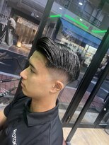 ムア(MUA) サイドパート フェードカット