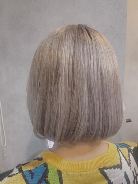ヘアサロンM 新宿 ホワイトグレー