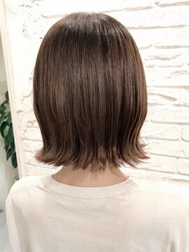 マカナ(makana) ハイトーンベージュ×切りっぱなしボブ