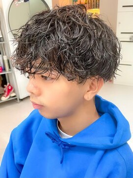 ウェイビーエフティフィフス 横浜西口(WAVEY ft.fifth) 無造作ツイストスパイラルパーマ波巻き刈り上げメンズマッシュ