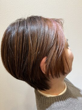 シェルナ(Cieluna) フェイスラインの白髪を活かしたインナーカラー