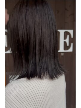 艶と軽さの外ハネストレート