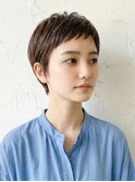 フェイスラインを美しく魅せる上品ピクシーカット