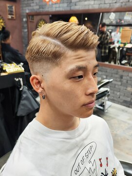 スリーセント 栄(3/cent) サイドパート/ブリーチ/ダブルカラー/フェードカット