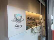 デイジー(daisy)の雰囲気（車でアクセスもしやすく、広々駐車場で運転の苦手な方でも安心）