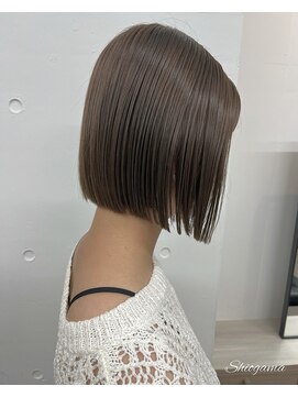 ユノ(juno) ミニボブとくすみベージュ　シオガマ