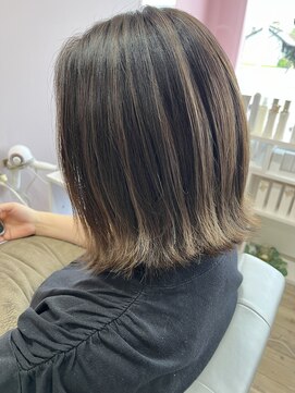 ハグクレア(HUG CLAIRE) カットカラーハイライトベージュミディアム外ハネ春日井市