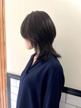 ビーハイブアヴェダ PARCO2店(BEHIVE AVEDA) 自然に流れるミディアムウルフ【三橋由奈】