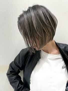 トルネード(TORNADO) 外国人風ハイライトバレイヤージュショートボブ  グレージュ