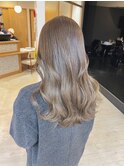 艶感が魅力的なラテベージュ×髪質改善カラー×波巻きウェーブ