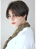 30代 センターパート 前髪長め 黒髪 ショートヘア