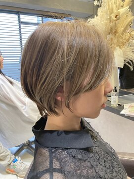 クロワ(croix) 大人3Dデザイン×ミルクティーブロンド