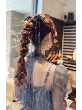 ノエ(Noe) リボンがピッタリ！高め編み下ろしポニー！