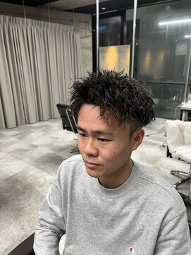 イーラ(era) ツイストスパイラルパーマアップバング短髪刈り上げ