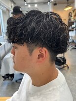 フゥ 宇都宮(FeU) 波巻きスパイラルパーマシャドウパーマメンズ刈り上げ緩め30代