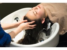 フルフラットの最新シャンプー台で癒しの時間を