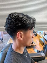 バーバーボルト(Barber Bolt)&nbsp;センターパート×テーパーフェード