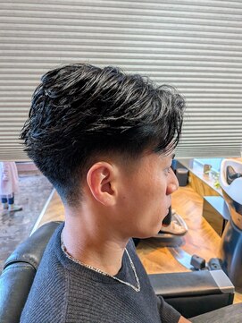 バーバーボルト(Barber Bolt) センターパート×テーパーフェード