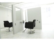 プライベート感を演出する、1席1席のこだわり。半個室空間を意識したセット面の秘密とは…[小岩/小岩駅]